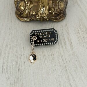 Chanel brooches / pin